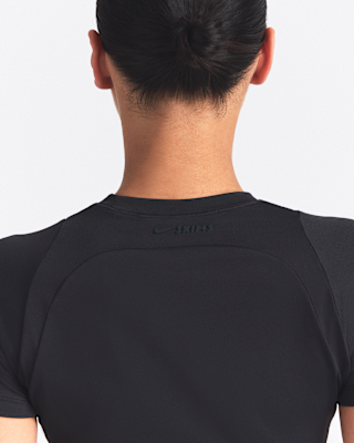 NIKE公式】NikeSKIMS Airy ウィメンズ ベビー Tシャツ.オンライン